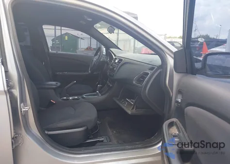 2014 Chrysler 200 Lx z USA, uszkodzony, nr VIN 1C3CCBAB0EN208331